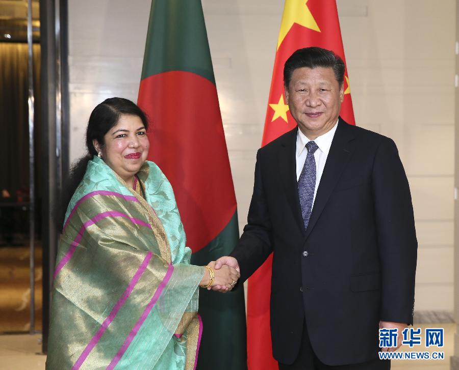 10月14日，國(guó)家主席習(xí)近平在達(dá)卡會(huì)見(jiàn)孟加拉國(guó)國(guó)民議會(huì)議長(zhǎng)喬杜里。 新華社記者蘭紅光攝 