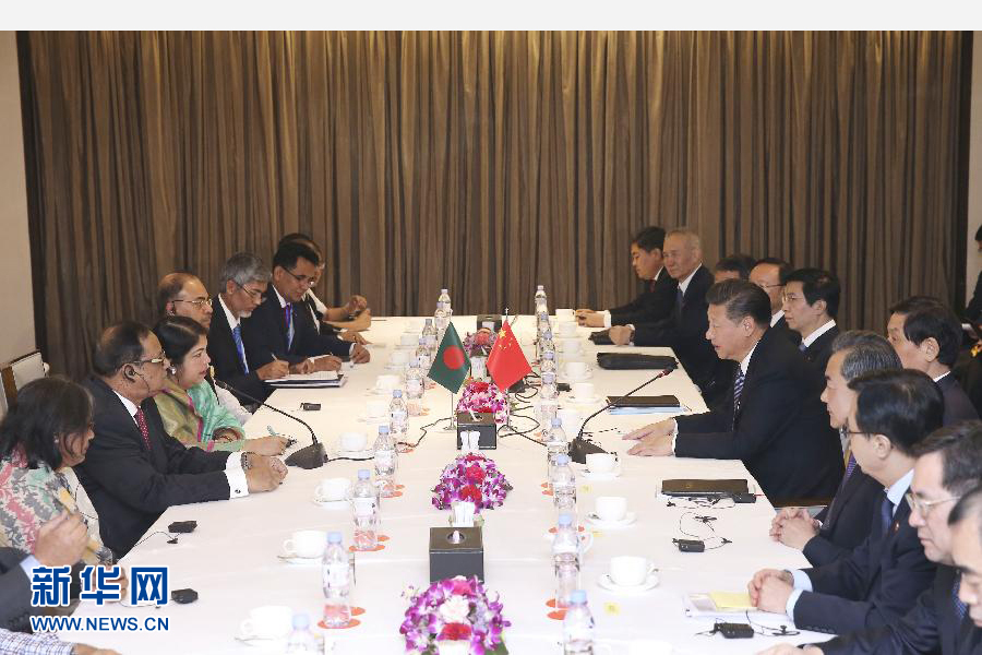 10月14日，國(guó)家主席習(xí)近平在達(dá)卡會(huì)見(jiàn)孟加拉國(guó)國(guó)民議會(huì)議長(zhǎng)喬杜里。 新華社記者龐興雷攝 