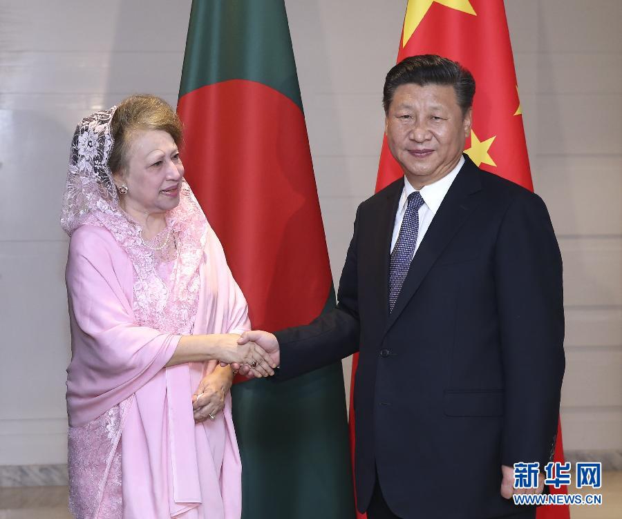 10月14日，國(guó)家主席習(xí)近平在達(dá)卡會(huì)見(jiàn)孟加拉國(guó)民族主義黨主席卡莉達(dá)&middot;齊亞。  新華社記者龐興雷攝 