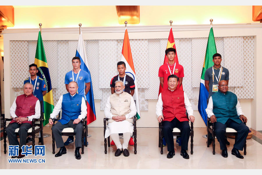 10月15日，國家主席習(xí)近平與印度總理莫迪、南非總統(tǒng)祖馬、巴西總統(tǒng)特梅爾、俄羅斯總統(tǒng)普京在印度果阿同參加金磚國家17歲以下少年足球賽的各國代表隊隊長合影。新華社記者姚大偉攝 