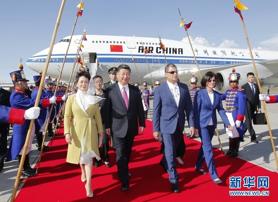 當(dāng)?shù)貢r(shí)間11月17日，國(guó)家主席習(xí)近平乘專機(jī)抵達(dá)基多，開始對(duì)厄瓜多爾共和國(guó)進(jìn)行國(guó)事訪問。厄瓜多爾總統(tǒng)科雷亞和夫人馬勒布等在機(jī)場(chǎng)熱情迎接習(xí)近平和夫人彭麗媛。新華社記者 鞠鵬 攝 