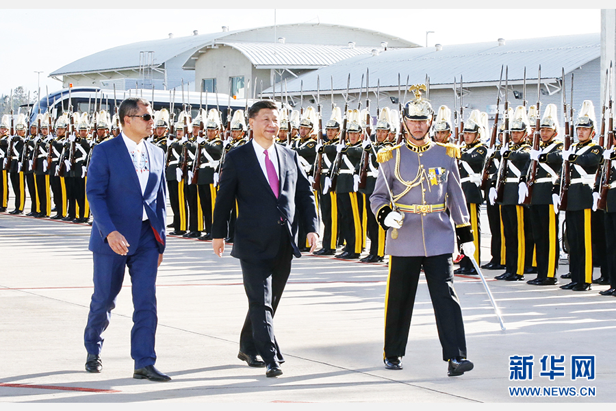 當(dāng)?shù)貢r(shí)間11月17日，國(guó)家主席習(xí)近平乘專機(jī)抵達(dá)基多，開始對(duì)厄瓜多爾共和國(guó)進(jìn)行國(guó)事訪問。這是厄瓜多爾總統(tǒng)科雷亞在機(jī)場(chǎng)為習(xí)近平舉行隆重歡迎儀式。新華社記者 鞠鵬 攝 