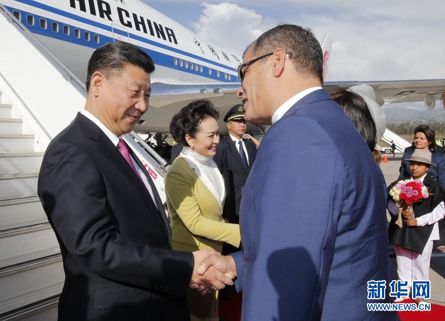 當(dāng)?shù)貢r(shí)間11月17日，國(guó)家主席習(xí)近平乘專機(jī)抵達(dá)基多，開始對(duì)厄瓜多爾共和國(guó)進(jìn)行國(guó)事訪問。厄瓜多爾總統(tǒng)科雷亞和夫人馬勒布等在舷梯旁熱情迎接習(xí)近平和夫人彭麗媛。新華社記者 鞠鵬 攝