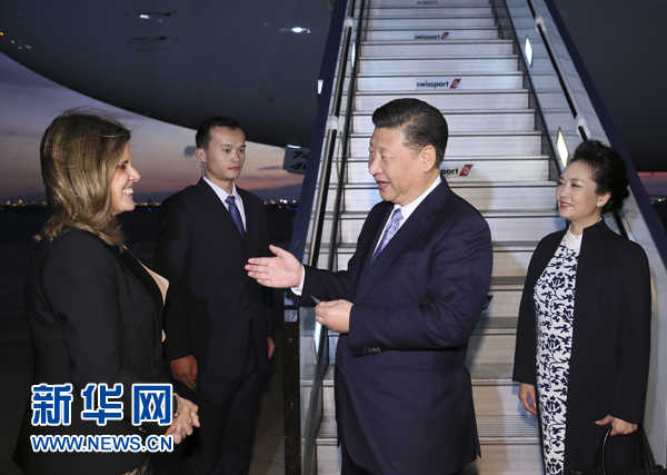 當(dāng)?shù)貢r間11月18日，國家主席習(xí)近平抵達(dá)利馬，出席亞太經(jīng)合組織第二十四次領(lǐng)導(dǎo)人非正式會議并對秘魯共和國進(jìn)行國事訪問。習(xí)近平和夫人彭麗媛受到秘魯副總統(tǒng)阿勞斯等熱情迎接。新華社記者 蘭紅光 攝