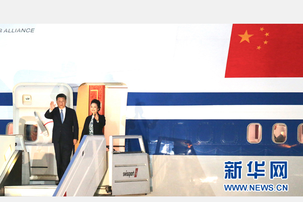 當(dāng)?shù)貢r間11月18日，國家主席習(xí)近平抵達(dá)利馬，出席亞太經(jīng)合組織第二十四次領(lǐng)導(dǎo)人非正式會議并對秘魯共和國進(jìn)行國事訪問。習(xí)近平和夫人彭麗媛受到秘魯副總統(tǒng)阿勞斯等熱情迎接。新華社記者 丁林 攝