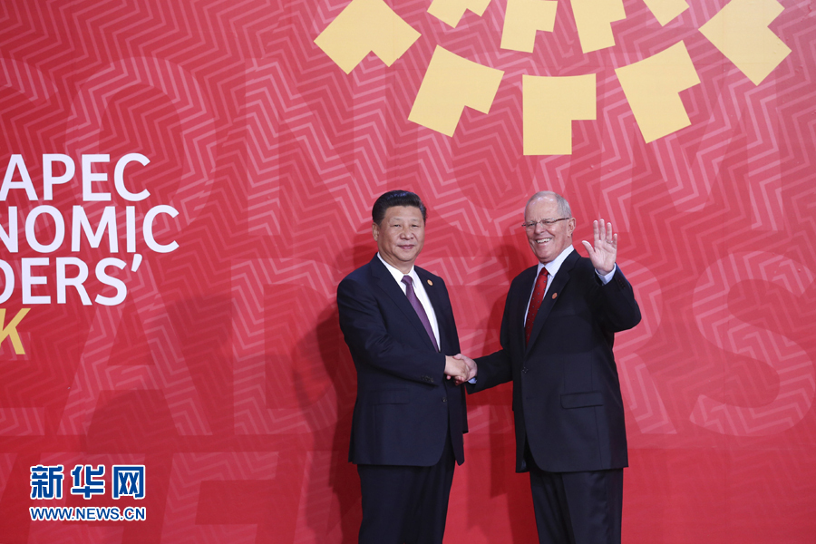 11月20日，亞太經(jīng)合組織第二十四次領(lǐng)導(dǎo)人非正式會(huì)議在秘魯利馬舉行。國(guó)家主席習(xí)近平出席并發(fā)表題為《面向未來(lái)開(kāi)拓進(jìn)取促進(jìn)亞太發(fā)展繁榮》的重要講話。這是會(huì)議開(kāi)始前，習(xí)近平受到秘魯總統(tǒng)庫(kù)琴斯基的熱情迎接。 新華社記者 龐興雷 攝