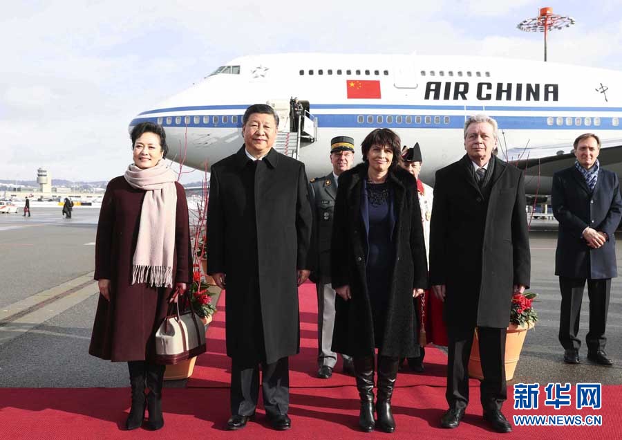 1月15日，國家主席習近平乘專機抵達蘇黎世，開始對瑞士聯邦進行國事訪問。這是瑞士聯邦主席洛伊特哈德在機場為習近平和夫人彭麗媛舉行隆重歡迎儀式。 新華社記者 蘭紅光 攝