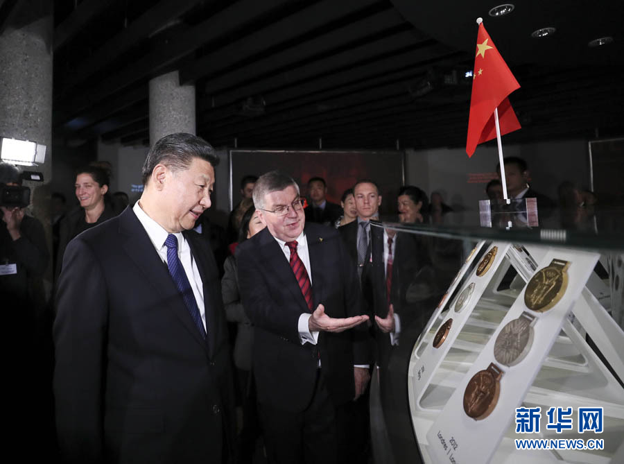 1月18日，國家主席習(xí)近平在瑞士洛桑國際奧林匹克博物館會見國際奧林匹克委員會主席巴赫。這是會見后，習(xí)近平在巴赫陪同下參觀往屆奧運(yùn)會獎牌展。新華社記者 蘭紅光 攝