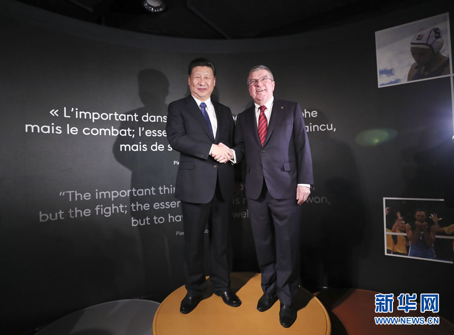 1月18日，國家主席習(xí)近平在瑞士洛桑國際奧林匹克博物館會見國際奧林匹克委員會主席巴赫。這是習(xí)近平和巴赫在奧運(yùn)冠軍領(lǐng)獎臺上合影。新華社記者 蘭紅光 攝
