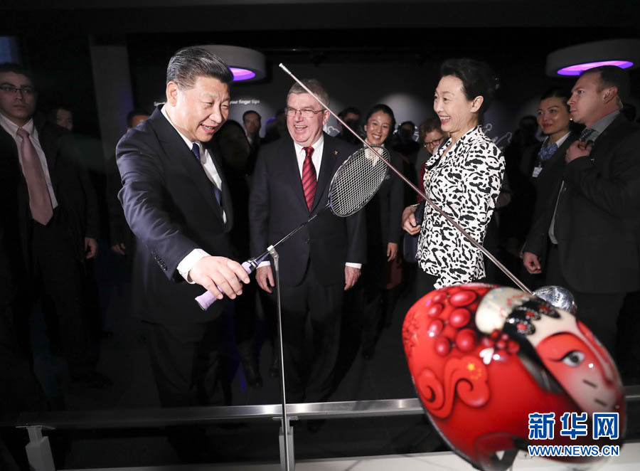 1月18日，國家主席習(xí)近平在瑞士洛桑國際奧林匹克博物館會見國際奧林匹克委員會主席巴赫。這是習(xí)近平在巴赫陪同下，參觀羽毛球世界冠軍李玲蔚用過的球拍。新華社記者 蘭紅光 攝