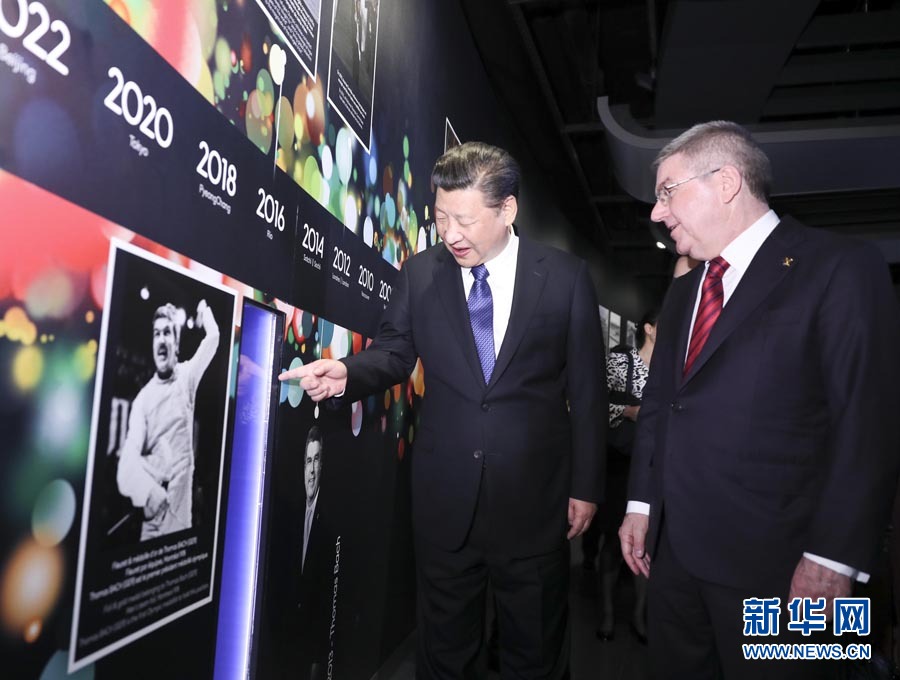 1月18日，國家主席習(xí)近平在瑞士洛桑國際奧林匹克博物館會見國際奧林匹克委員會主席巴赫。這是習(xí)近平在巴赫陪同下，參觀巴赫作為擊劍運(yùn)動員參加奧運(yùn)會的照片。新華社記者 蘭紅光 攝