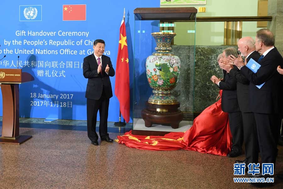 1月18日，國(guó)家主席習(xí)近平在瑞士日內(nèi)瓦萬(wàn)國(guó)宮出席&ldquo;共商共筑人類命運(yùn)共同體&rdquo;高級(jí)別會(huì)議，并發(fā)表題為《共同構(gòu)建人類命運(yùn)共同體》的主旨演講。這是會(huì)議結(jié)束后，習(xí)近平出席中國(guó)向聯(lián)合國(guó)日內(nèi)瓦總部贈(zèng)禮儀式。新華社記者 張鐸 攝