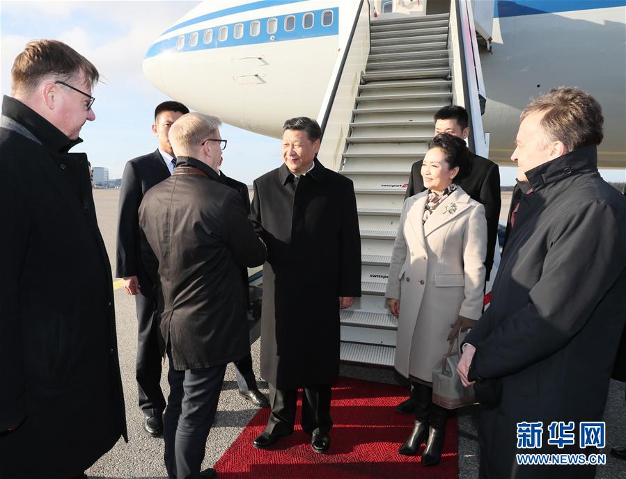 4月4日，國家主席習(xí)近平乘專機(jī)抵達(dá)赫爾辛基，開始對芬蘭共和國進(jìn)行國事訪問。這是芬蘭政府代表、農(nóng)業(yè)與環(huán)境部長蒂利凱寧等在舷梯旁熱情迎接習(xí)近平和夫人彭麗媛。新華社記者 蘭紅光 攝 