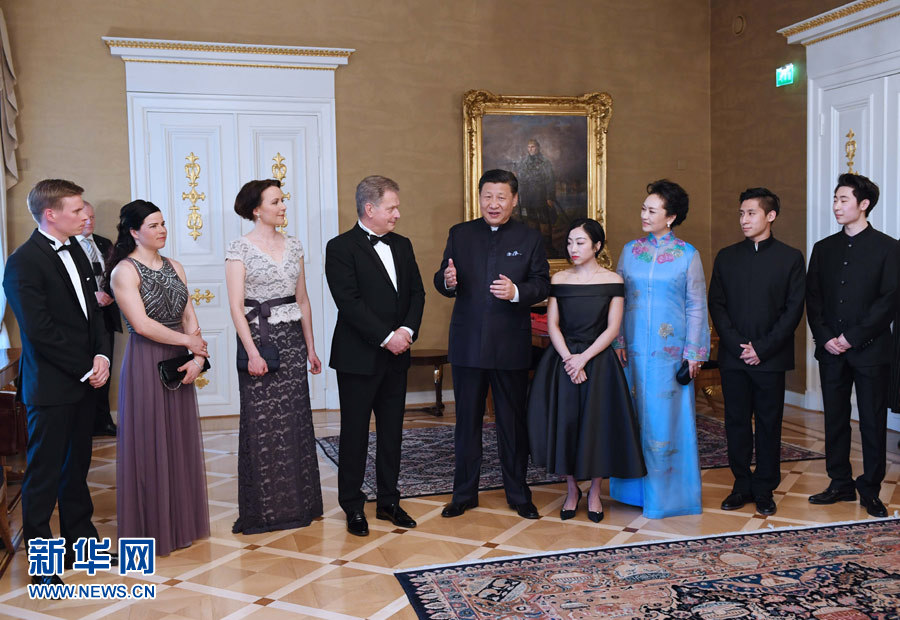 當(dāng)?shù)貢r(shí)間4月5日晚，國(guó)家主席習(xí)近平和芬蘭總統(tǒng)尼尼斯托在赫爾辛基共同會(huì)見(jiàn)剛剛參加完2017年世界花樣滑冰錦標(biāo)賽的中芬兩國(guó)冰雪運(yùn)動(dòng)員代表。習(xí)近平夫人彭麗媛和尼尼斯托夫人豪吉?dú)W參加會(huì)見(jiàn)。新華社記者 饒愛(ài)民 攝