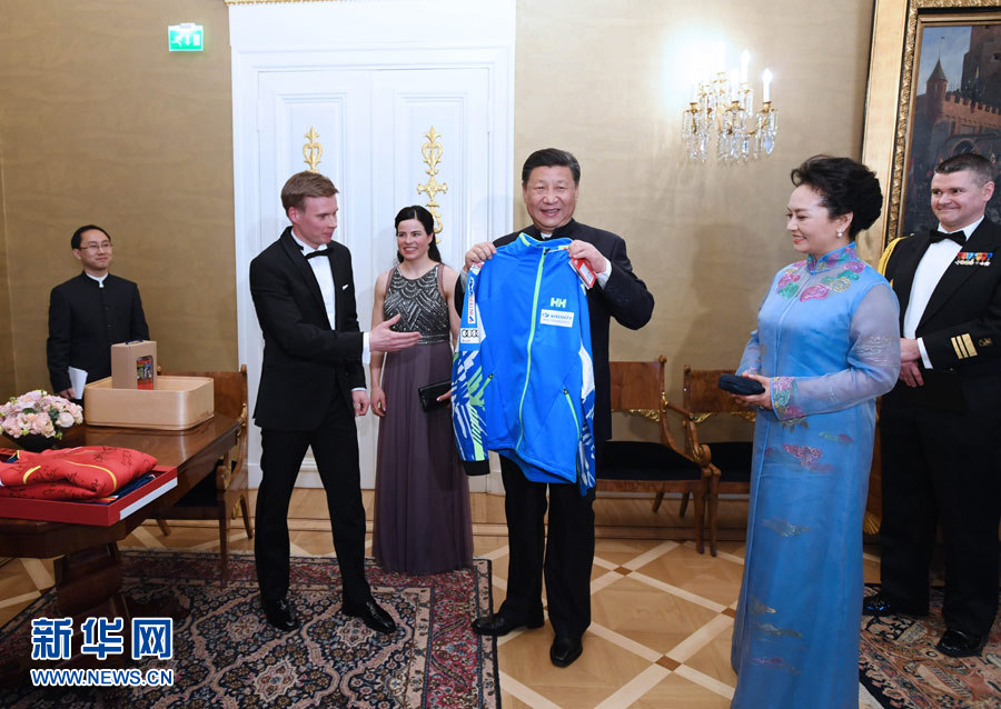當(dāng)?shù)貢r(shí)間4月5日晚，國(guó)家主席習(xí)近平和芬蘭總統(tǒng)尼尼斯托在赫爾辛基共同會(huì)見(jiàn)剛剛參加完2017年世界花樣滑冰錦標(biāo)賽的中芬兩國(guó)冰雪運(yùn)動(dòng)員代表。習(xí)近平夫人彭麗媛和尼尼斯托夫人豪吉?dú)W參加會(huì)見(jiàn)。這是芬蘭運(yùn)動(dòng)員向習(xí)近平和夫人彭麗媛贈(zèng)送運(yùn)動(dòng)衣。新華社記者 饒愛(ài)民 攝