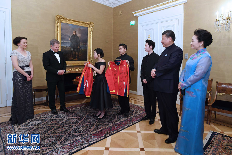 當(dāng)?shù)貢r(shí)間4月5日晚，國(guó)家主席習(xí)近平和芬蘭總統(tǒng)尼尼斯托在赫爾辛基共同會(huì)見(jiàn)剛剛參加完2017年世界花樣滑冰錦標(biāo)賽的中芬兩國(guó)冰雪運(yùn)動(dòng)員代表。習(xí)近平夫人彭麗媛和尼尼斯托夫人豪吉?dú)W參加會(huì)見(jiàn)。這是中國(guó)運(yùn)動(dòng)員向尼尼斯托和夫人豪吉?dú)W贈(zèng)送運(yùn)動(dòng)衣。新華社記者 饒愛(ài)民 攝