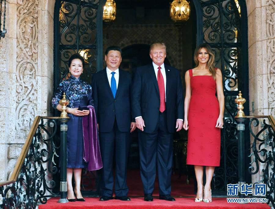 當(dāng)?shù)貢r(shí)間4月6日，國(guó)家主席習(xí)近平在美國(guó)佛羅里達(dá)州海湖莊園同美國(guó)總統(tǒng)特朗普舉行中美元首會(huì)晤。這是習(xí)近平和夫人彭麗媛同特朗普和夫人梅拉尼婭合影留念。新華社記者 饒愛(ài)民 攝 