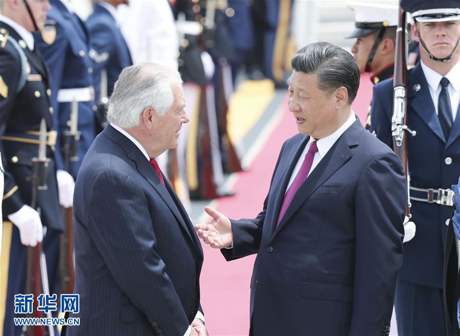 4月6日，國家主席習(xí)近平乘專機(jī)抵達(dá)美國佛羅里達(dá)州，將在海湖莊園同美國總統(tǒng)特朗普舉行中美元首會晤。習(xí)近平和夫人彭麗媛受到美國國務(wù)卿蒂勒森夫婦等熱情迎接。新華社記者 丁林 攝 