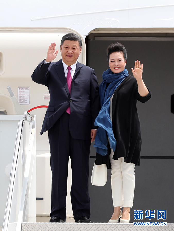 4月6日，國家主席習(xí)近平乘專機(jī)抵達(dá)美國佛羅里達(dá)州，將在海湖莊園同美國總統(tǒng)特朗普舉行中美元首會晤。這是習(xí)近平和夫人彭麗媛步出機(jī)艙。新華社記者 劉衛(wèi)兵 攝 
