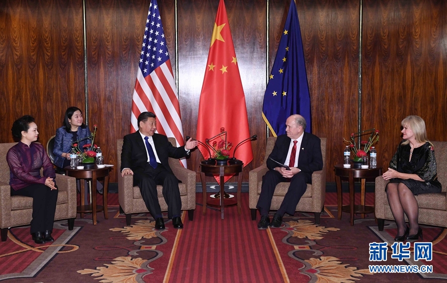 當(dāng)?shù)貢r間4月7日，國家主席習(xí)近平在美國阿拉斯加州安克雷奇會見阿拉斯加州州長沃克。 新華社記者 饒愛民 攝 