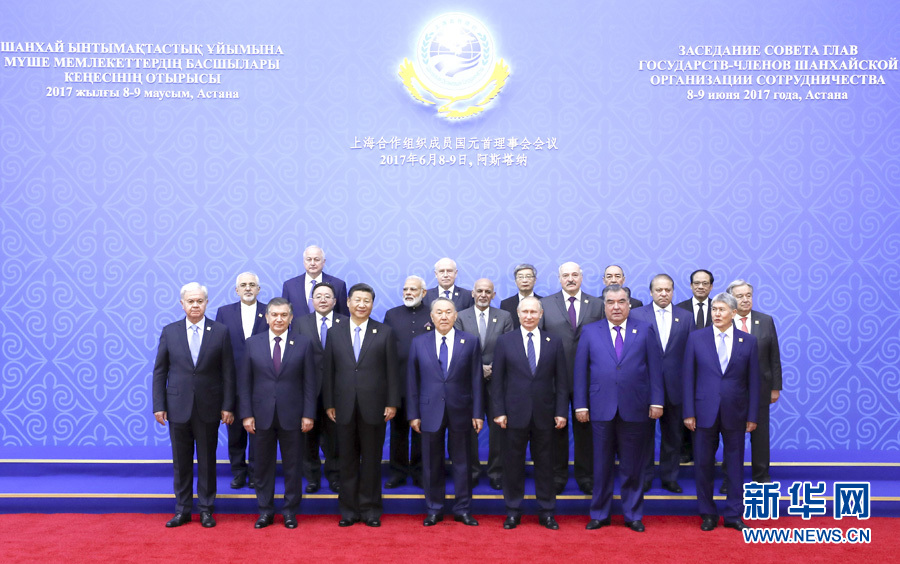 6月9日，國家主席習近平在哈薩克斯坦首都阿斯塔納出席上海合作組織成員國元首理事會第十七次會議并發(fā)表重要講話。這是大范圍會議開始前，出席會議的各國領(lǐng)導(dǎo)人以及國際和地區(qū)組織負責人、代表等集體合影。新華社記者 丁林 攝