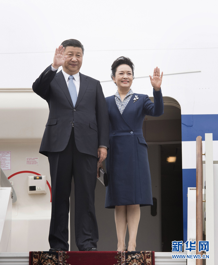 7月3日，國家主席習(xí)近平乘專機(jī)抵達(dá)莫斯科，開始對(duì)俄羅斯聯(lián)邦進(jìn)行國事訪問。這是習(xí)近平和夫人彭麗媛步出艙門。 新華社記者 李學(xué)仁 攝