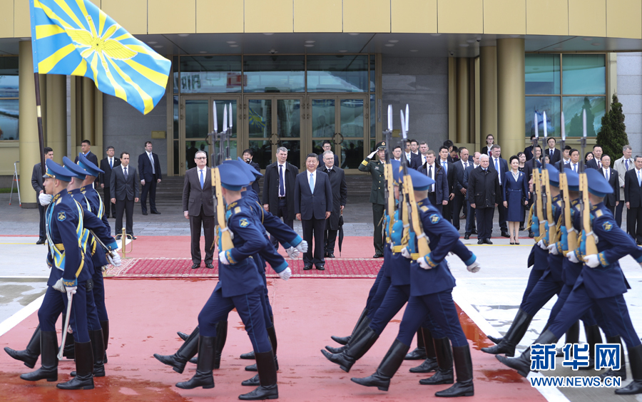 7月3日，國家主席習(xí)近平乘專機(jī)抵達(dá)莫斯科，開始對(duì)俄羅斯聯(lián)邦進(jìn)行國事訪問。這是習(xí)近平出席機(jī)場(chǎng)歡迎儀式。 新華社記者 謝環(huán)馳 攝