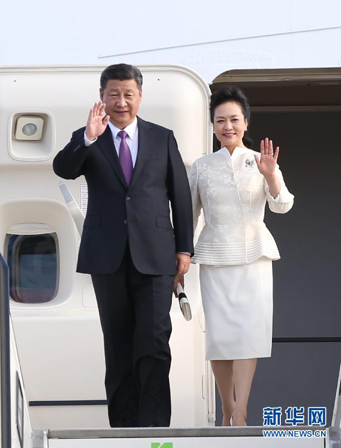 7月4日，國(guó)家主席習(xí)近平乘專機(jī)抵達(dá)柏林，開始對(duì)德意志聯(lián)邦共和國(guó)進(jìn)行國(guó)事訪問(wèn)。這是習(xí)近平和夫人彭麗媛步出艙門。 新華社記者 姚大偉 攝