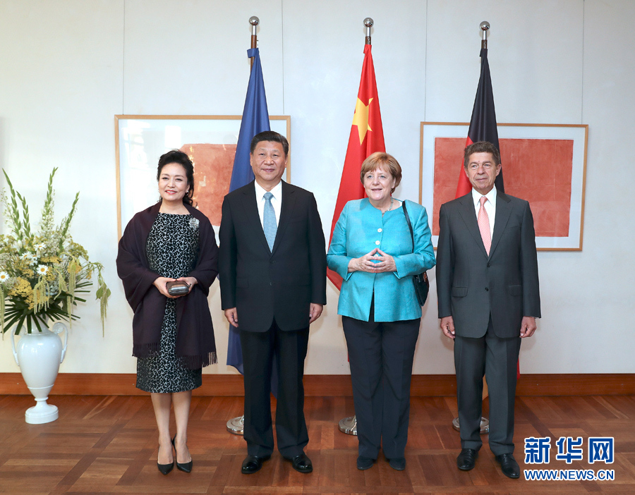 當(dāng)?shù)貢r(shí)間7月4日晚，剛剛抵達(dá)柏林的國(guó)家主席習(xí)近平在利伯曼故居同德國(guó)總理默克爾舉行會(huì)見(jiàn)。這是習(xí)近平和夫人彭麗媛抵達(dá)位于柏林市中心勃蘭登堡門附近的利伯曼故居時(shí)，受到默克爾和丈夫紹爾熱情迎接。新華社記者 馬占成 攝