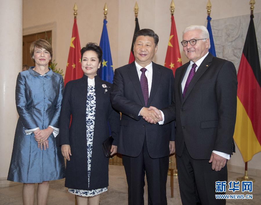 7月5日，國(guó)家主席習(xí)近平在柏林會(huì)見(jiàn)德國(guó)總統(tǒng)施泰因邁爾。會(huì)見(jiàn)前，施泰因邁爾在總統(tǒng)府花園為習(xí)近平舉行隆重歡迎儀式。這是習(xí)近平和夫人彭麗媛同施泰因邁爾夫婦合影。新華社記者 李學(xué)仁 攝