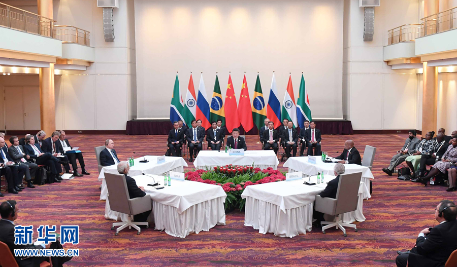 7月7日，國家主席習(xí)近平在德國漢堡主持金磚國家領(lǐng)導(dǎo)人非正式會晤，發(fā)表引導(dǎo)性講話和總結(jié)講話。南非總統(tǒng)祖馬、巴西總統(tǒng)特梅爾、俄羅斯總統(tǒng)普京、印度總理莫迪出席。新華社記者 張鐸 攝