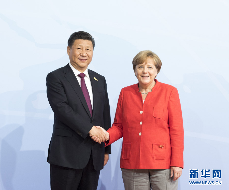 7月7日，二十國集團(tuán)領(lǐng)導(dǎo)人第十二次峰會在德國漢堡舉行。國家主席習(xí)近平出席并發(fā)表題為《堅持開放包容　推動聯(lián)動增長》的重要講話。這是峰會開始前，習(xí)近平受到德國總理默克爾迎接。新華社記者 李學(xué)仁 攝 