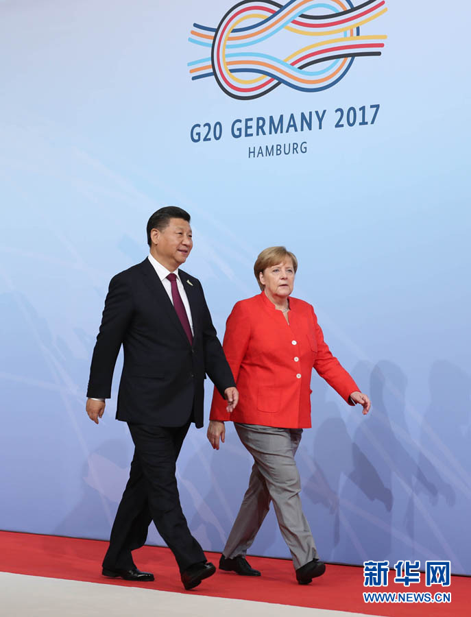 7月7日，二十國集團(tuán)領(lǐng)導(dǎo)人第十二次峰會在德國漢堡舉行。國家主席習(xí)近平出席并發(fā)表題為《堅持開放包容　推動聯(lián)動增長》的重要講話。這是峰會開始前，習(xí)近平受到德國總理默克爾迎接。新華社記者 劉衛(wèi)兵 攝 