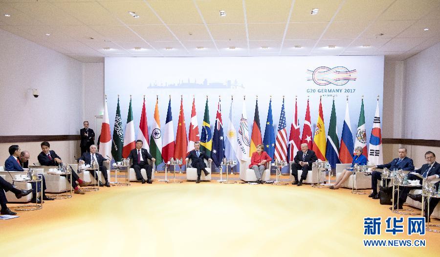 7月7日，二十國集團(tuán)領(lǐng)導(dǎo)人第十二次峰會在德國漢堡舉行。國家主席習(xí)近平出席并發(fā)表題為《堅持開放包容　推動聯(lián)動增長》的重要講話。這是峰會前，習(xí)近平出席二十國集團(tuán)峰會領(lǐng)導(dǎo)人座談會。新華社記者 李學(xué)仁 攝 