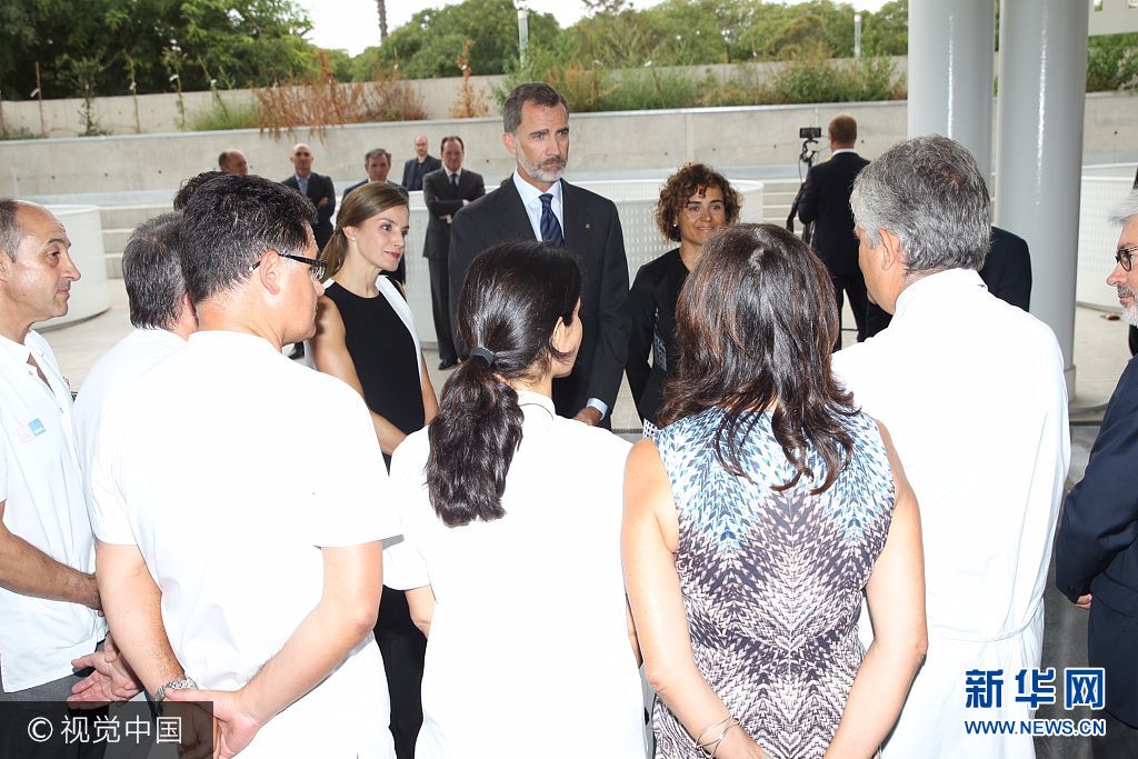 當(dāng)?shù)貢r(shí)間2017年8月19日，西班牙巴塞羅那，西班牙國(guó)王菲利普六世和萊蒂齊亞王后探望巴塞羅那恐襲案?jìng)摺?**_***BARCELONA, SPAIN - AUGUST 19:  In this handout photo provided by Casa de S.M. el Rey de Espana, King Felipe VI of Spain and Queen Letizia of Spain meets with medical staff as they arrive to visit last Thursday's terrorist attack victims at the Hospital de la Santa Creu i Sant Pau on August 19, 2017 in Barcelona, Spain. Thirteen people were killed and dozens injured in the Las Ramblas area of Barcelona when a van hit crowds on August 17.  (Photo by Casa de S.M. el Rey de Espana via Getty Images)