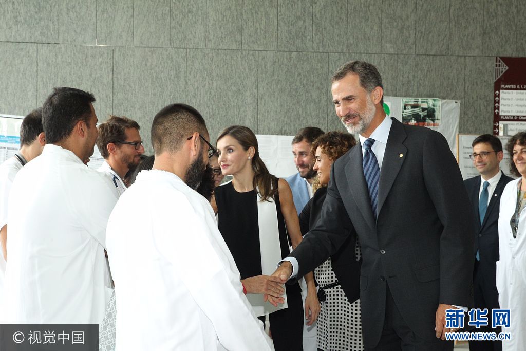 當(dāng)?shù)貢r間2017年8月19日，西班牙巴塞羅那，西班牙國王菲利普六世和萊蒂齊亞王后探望巴塞羅那恐襲案傷者。***_***BARCELONA, SPAIN - AUGUST 19:  In this handout photo provided by Casa de S.M. el Rey de Espana, King Felipe VI of Spain and Queen Letizia of Spain meets with medical staff as they arrive to visit last Thursday's terrorist attack victims at the Hospital de la Santa Creu i Sant Pau on August 19, 2017 in Barcelona, Spain. Thirteen people were killed and dozens injured in the Las Ramblas area of Barcelona when a van hit crowds on August 17.  (Photo by Casa de S.M. el Rey de Espana via Getty Images)