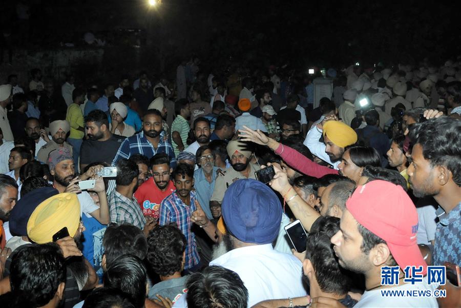 (國際)(1)印度發(fā)生列車撞人事故 造成至少50人喪生