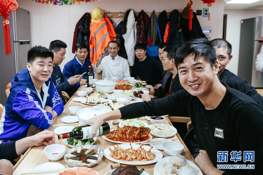 （國際&middot;圖文互動）（2）遠(yuǎn)洋巨輪上遲來的年夜飯