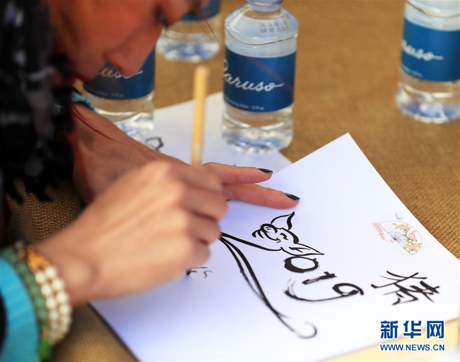 (國際·圖文互動)(1)到洛杉磯農(nóng)夫市場紅紅火火過大年