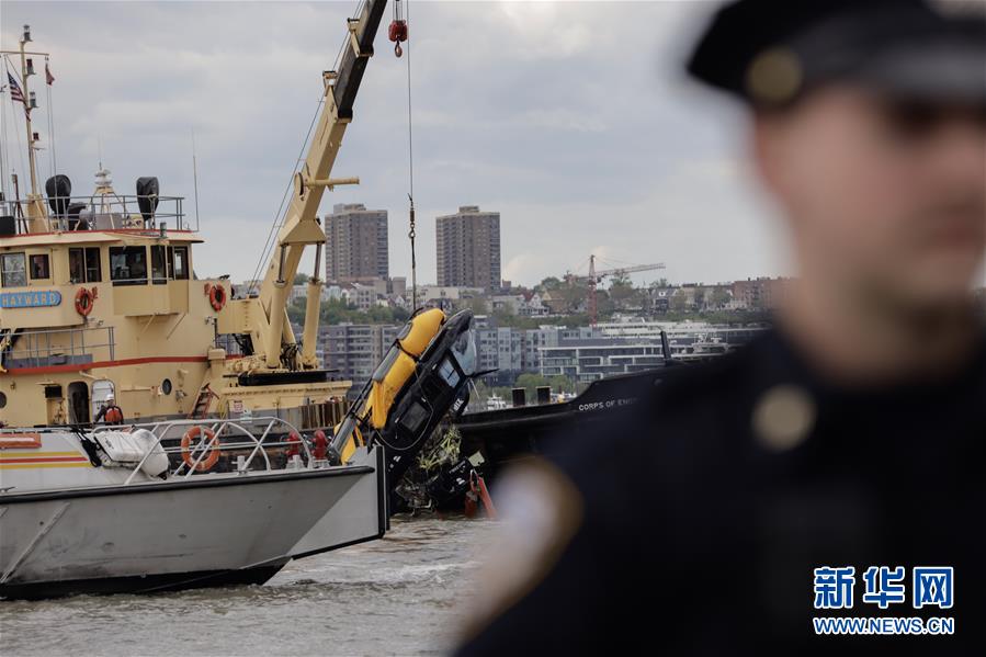 (國際)(2)一架小型直升機墜入紐約哈得孫河