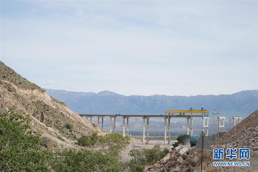 （習(xí)近平出訪配合稿&middot;圖文互動(dòng)）（3）通訊：雪山腳下有條&ldquo;中國路&rdquo;