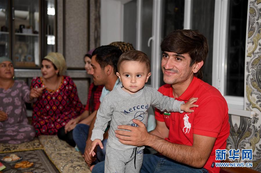 （國際&middot;圖文互動）（1）通訊：&ldquo;學(xué)習(xí)中文為我?guī)硪庀氩坏降陌l(fā)展機(jī)遇&rdquo;&mdash;&mdash;記一名&ldquo;90后&rdquo;塔吉克斯坦青年的圓夢之路