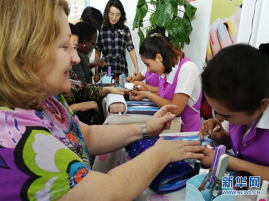 (圖文互動(dòng))(4)8國(guó)常駐日內(nèi)瓦外交官參訪新疆積極評(píng)價(jià)經(jīng)濟(jì)社會(huì)發(fā)展及去極端化舉措