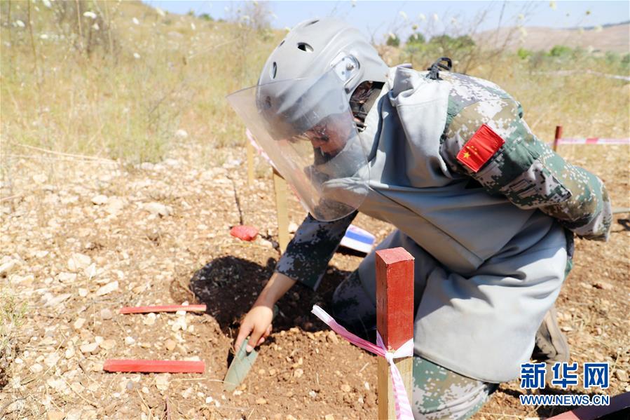 （國際&middot;圖文互動(dòng)）（2）她們?cè)诶讏龀砷L&mdash;&mdash;記中國赴黎維和掃雷女兵