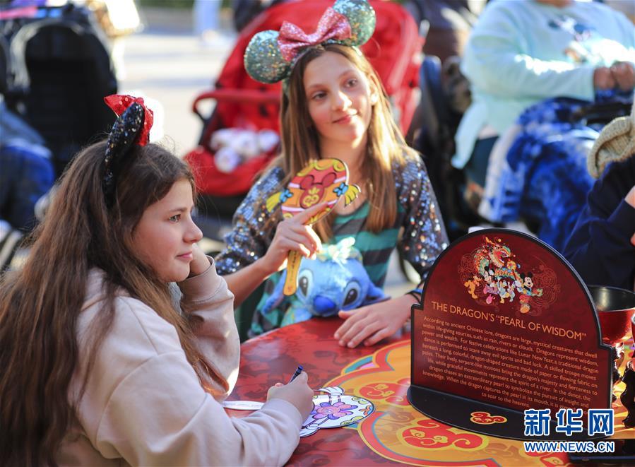 (國際·圖文互動)(5)通訊:美國迪士尼加州冒險樂園紅紅火火迎鼠年