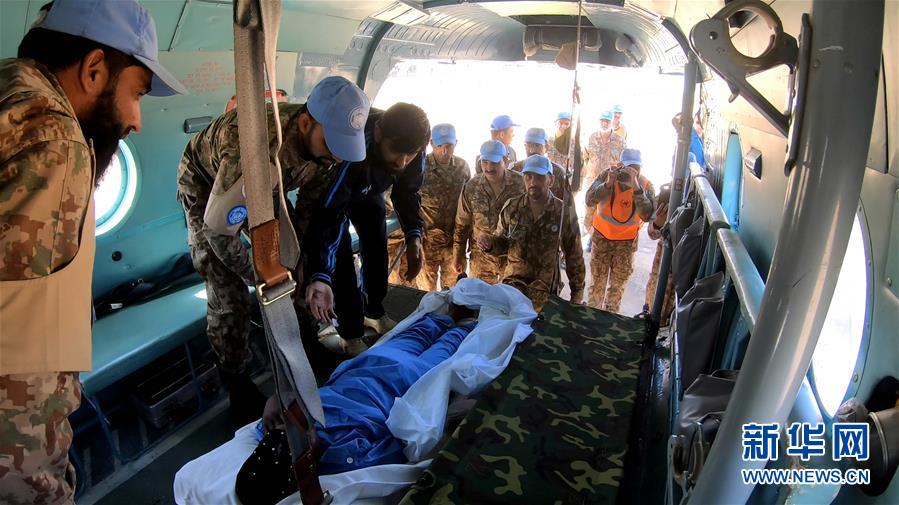(國(guó)際)(3)中國(guó)維和直升機(jī)分隊(duì)緊急轉(zhuǎn)運(yùn)岡比亞重病維和警察