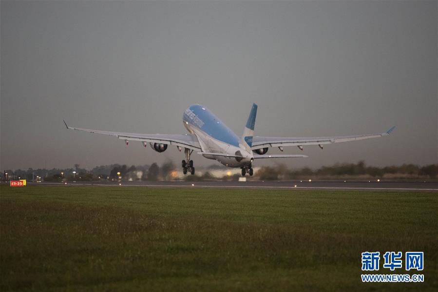 (圖文互動·國際疫情)(6)通訊:3.8萬公里的航程 跨越大洋的情誼——記阿根廷從中國運(yùn)載防疫物資