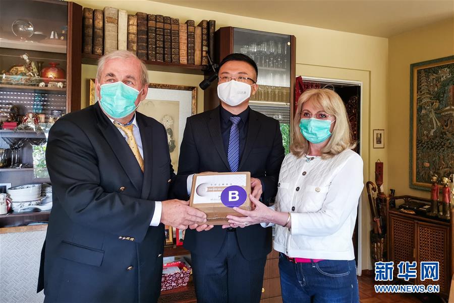 (國(guó)際疫情)(2)中國(guó)駐德使館將防疫物資送交拉貝后代