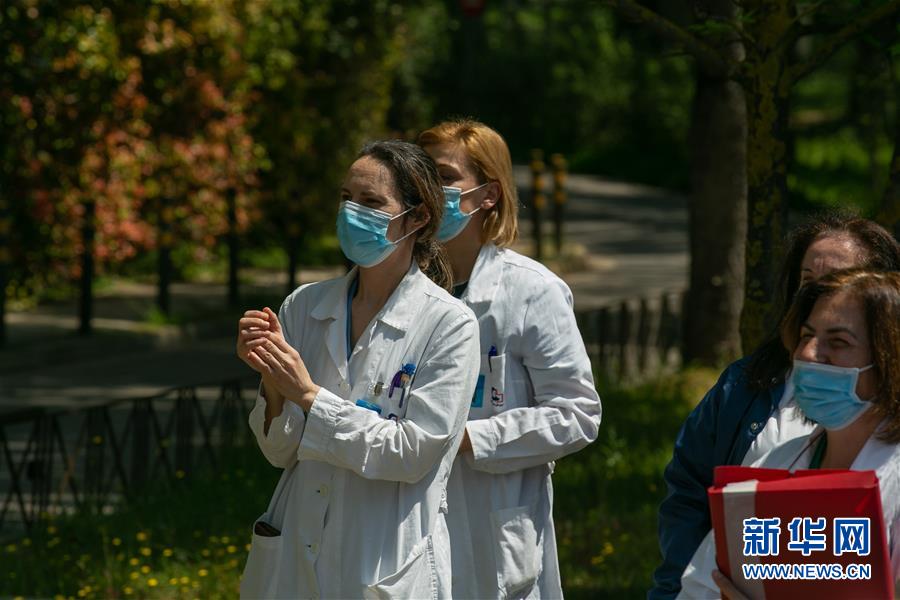 （國際疫情&middot;圖文互動）（8）雅典&ldquo;卡車音樂會&rdquo;致敬白衣天使