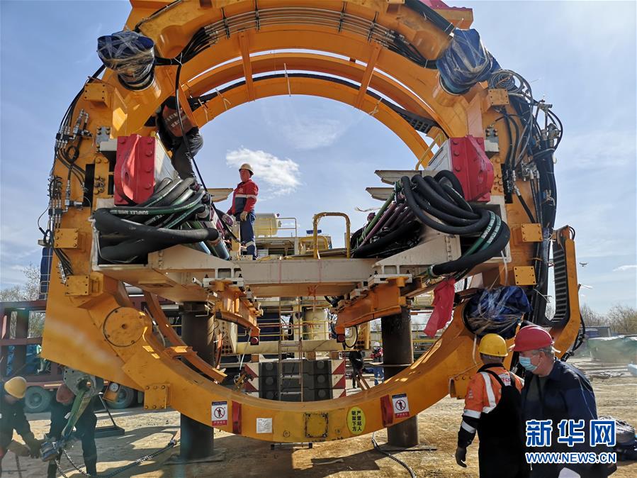 (國(guó)際·圖文互動(dòng))(2)通訊:“大國(guó)重器”亮相莫斯科——中國(guó)11米級(jí)大盾構(gòu)機(jī)在俄始發(fā)記